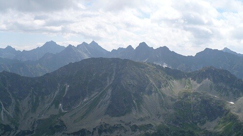Panorama ze szczytu Koziego Wierchu – na pierwszym planie od lewej widoczny fragment Opalonego Wierchu, Marchwiczna Przełęcz, w centralnym punkcie masyw Miedzianego, Szpiglasowa przełęcz oraz Szpiglasowy Wierch
